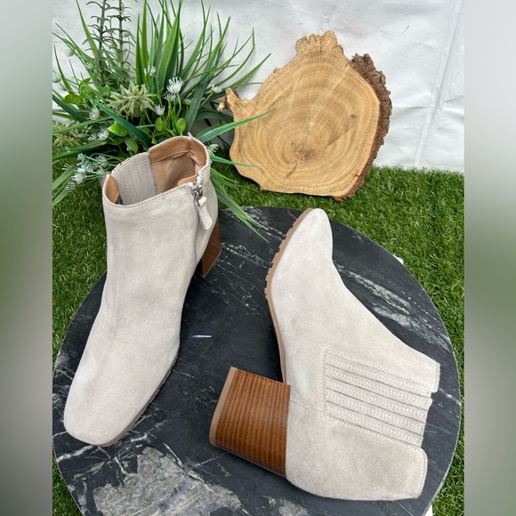 Aquatalia Weatherproof Block
Heel Bootie  women size 10 / Grey new - Picture 9 of 16